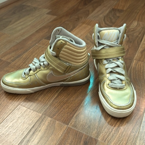 Nike WMNS AeroFlight High – Metallic Gold/ Silver/White 365965-901 2008
Size 6 - Picture 1 of 7